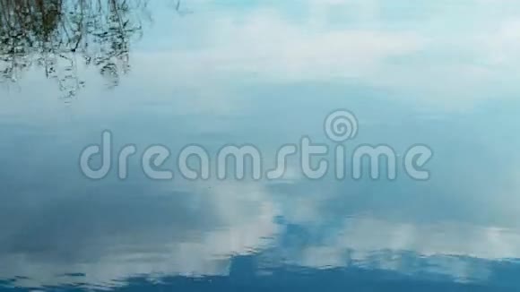 把石头扔进湖里湖上的涟漪圈视频的预览图