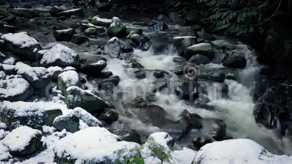 落基山河在雪中视频的预览图