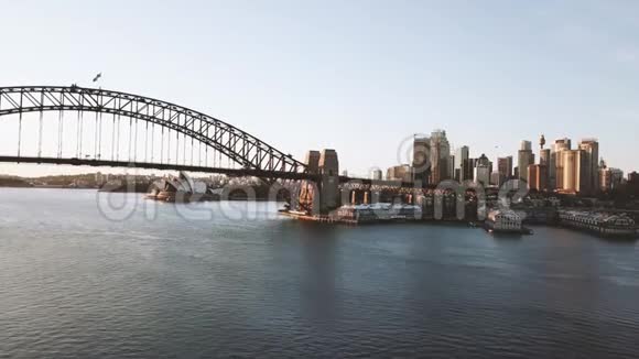 悉尼城市天际线日出场景的空中拍摄视频的预览图