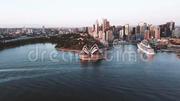 悉尼城市天际线日出景象的空中拍摄视频的预览图