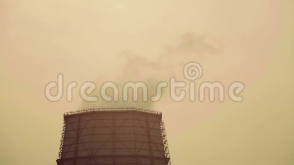 蒸汽从煤电冷却塔中排出视频的预览图