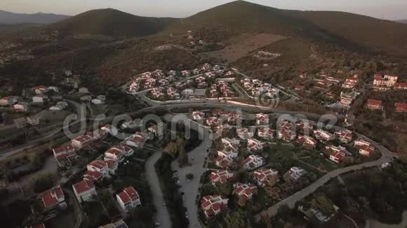 希腊Trikorfo海滩附近和青山的空中景象视频的预览图