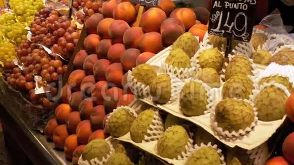 在拉博奎利亚的一个市场上有水果的大型柜台巴塞罗那西班牙视频的预览图