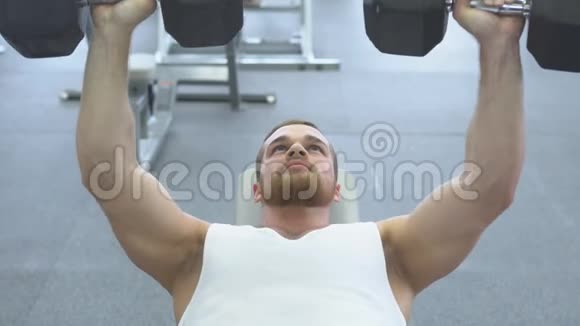 年轻的肌肉男在健身房训练运动员体重训练视频的预览图