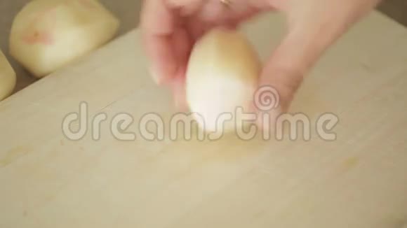 女人在木切板上切土豆视频的预览图