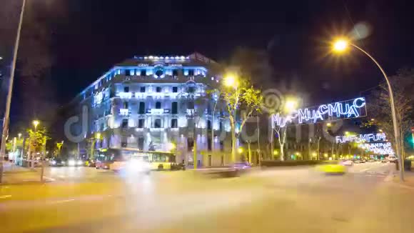 巴塞罗那夜灯繁忙的交通十字路口4k时间间隔西班牙视频的预览图