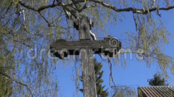 村里的旧木头十字架视频的预览图