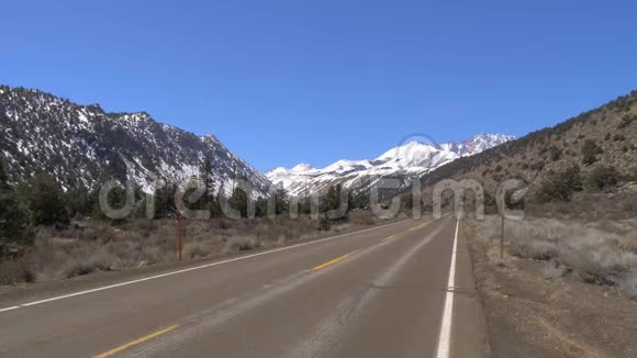 穿过内华达山脉的风景公路视频的预览图