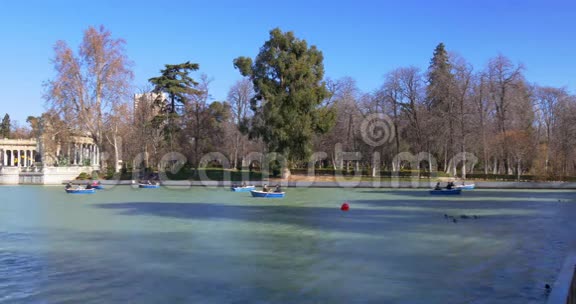 布恩退休公园阳光池塘船骑4k西班牙视频的预览图