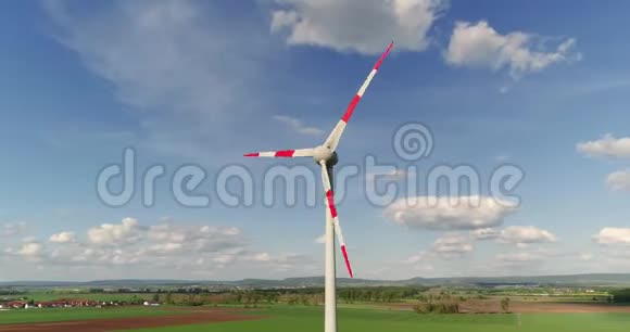 替代能源风力发电机在现场风力涡轮机从空气视频的预览图
