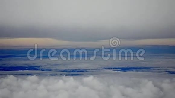 日出时在云层上方飞行视频的预览图