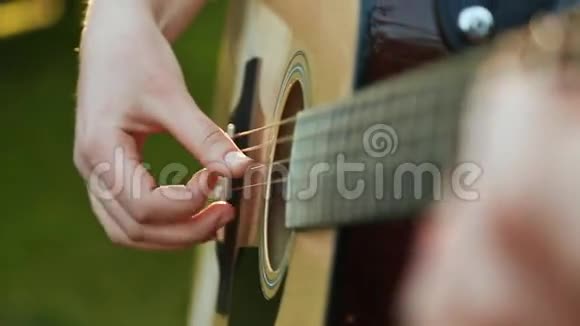 弹吉他的美女视频的预览图