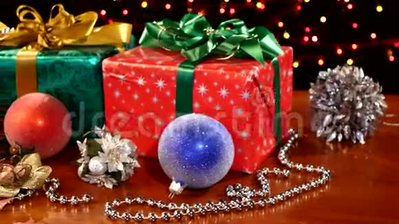 圣诞礼物装饰玩具和珠子凸轮视频的预览图
