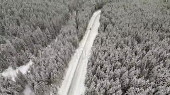 喀尔巴阡山冬季公路路边的破车视频的预览图