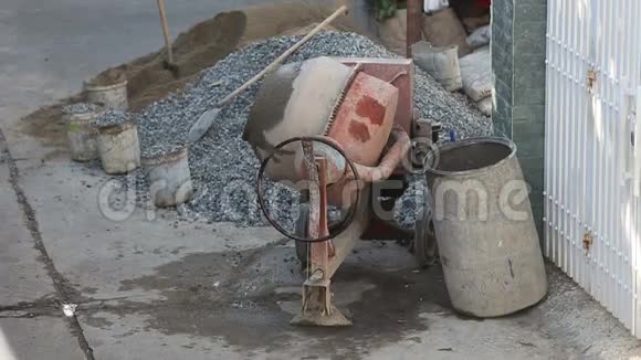 混凝土搅拌机将水泥溶液混合在街道上视频的预览图