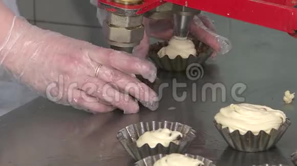 准备烘焙饼干厨房里的烹饪过程视频的预览图