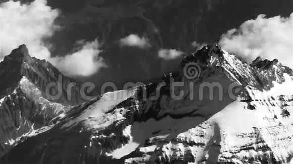 30年代瑞士阿尔卑斯山飞过视频的预览图