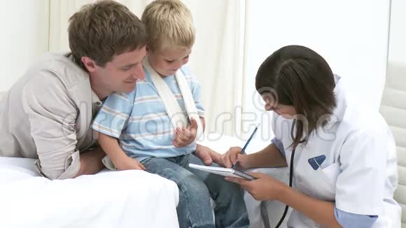 医生给一个小男孩检查视频的预览图