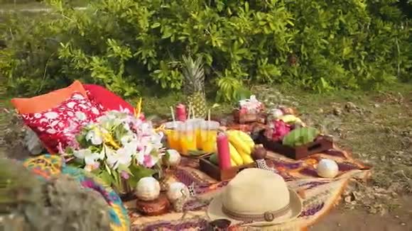 提供装饰水果和果汁的野餐设施视频的预览图