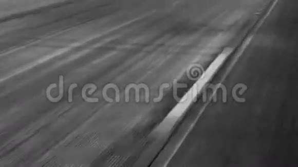高速公路上的轮胎标记为黑白视频的预览图