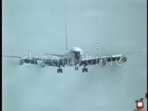 飞机在机场降落视频的预览图