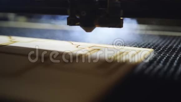 数控机床用激光切割木材数控机床在工作特写镜头视频的预览图