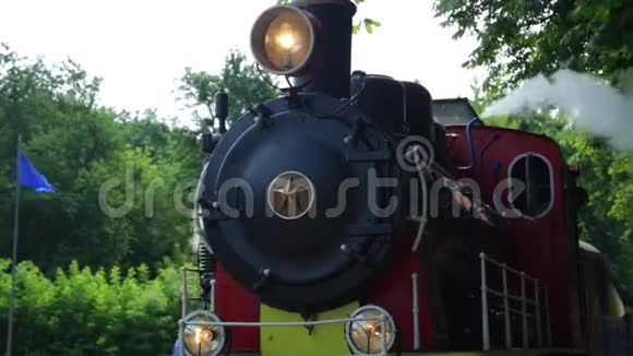 关闭森林中历史悠久的蒸汽火车视频的预览图