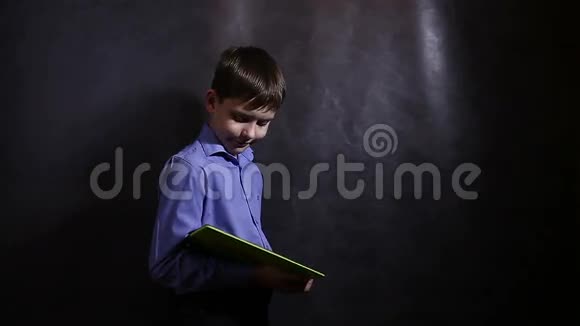 少年在黑底板上玩耍视频的预览图
