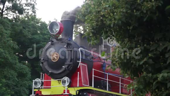 关闭森林中历史悠久的蒸汽火车视频的预览图