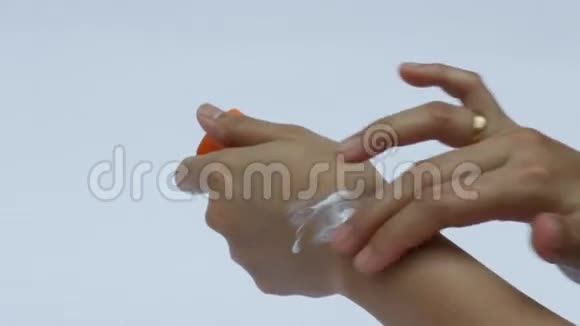 女人在手臂上涂防晒霜视频的预览图