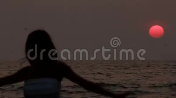 无忧无虑的女人在夕阳下跳舞视频的预览图