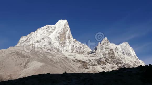喜马拉雅山云雪峰时间流逝4k视频的预览图
