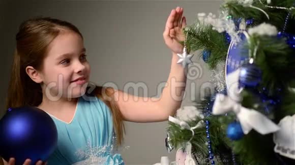 靠近白色圣诞树的孩子视频的预览图