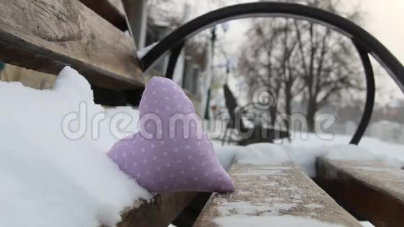 在冬天的公园里带着心的长凳情人节或爱冬天的想法视频的预览图