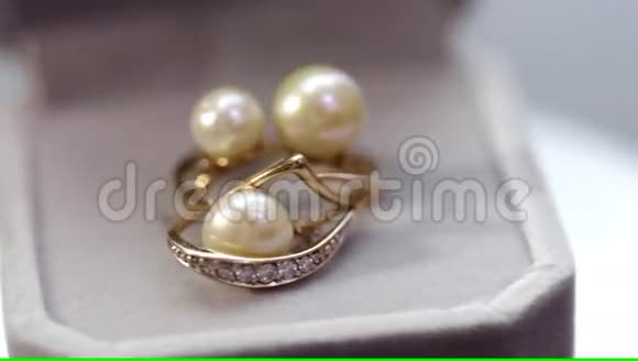 礼品盒里有珍珠的金戒指视频的预览图