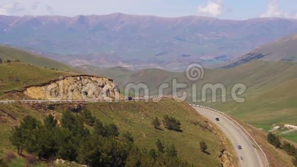在亚美尼亚蛇形山脉和汽车沿着公路行驶视频的预览图