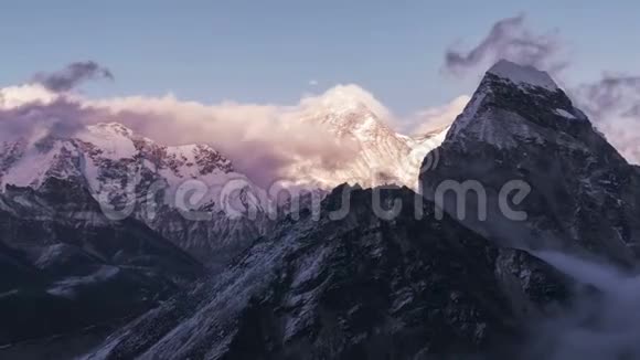 珠穆朗玛峰日落喜马拉雅山脉时间流逝视频的预览图