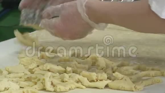 准备烘焙饼干厨房里的烹饪过程视频的预览图