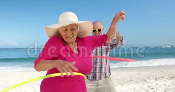 年长夫妇做呼啦圈视频的预览图