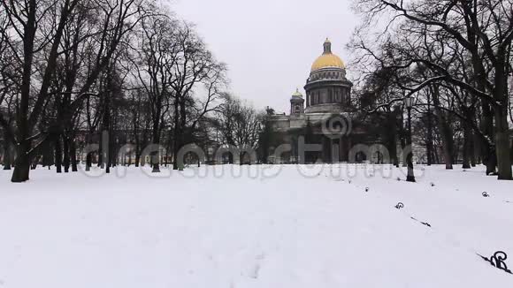 冬天的圣以撒大教堂视频的预览图