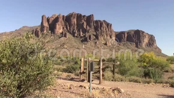 亚利桑那州迷信山小径入口视频的预览图