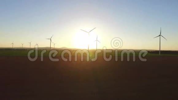 风力涡轮机在野外的反射射击视频的预览图
