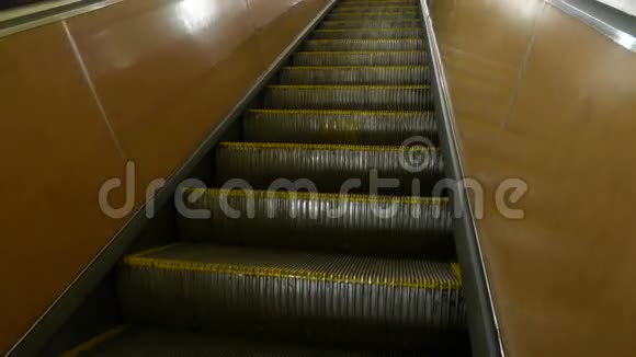 莫斯科地铁的空扶梯台阶视频的预览图