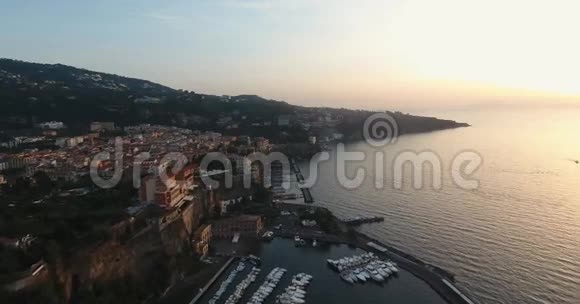 意大利度假胜地的大海海滩空中视频的预览图