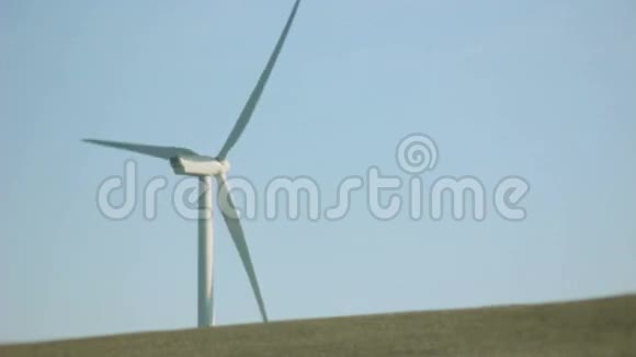 混凝土地平线上的白色涡轮风车视频的预览图