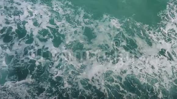 强大的海浪从快速移动的小船上抽出一股巨大的深蓝的水白色的泡沫缓缓上升视频的预览图