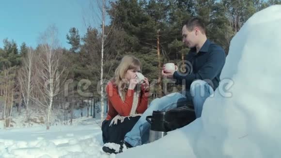 年轻的情侣在寒假里享受着视频的预览图