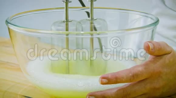 女人用手搅拌器煮鸡蛋清视频的预览图