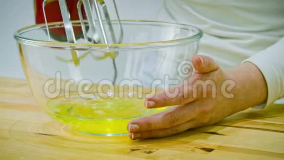 女人开始用手搅拌器做鸡蛋清视频的预览图