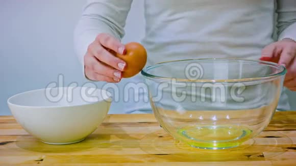鸡蛋开裂蛋黄与蛋白分离成两个碗视频的预览图